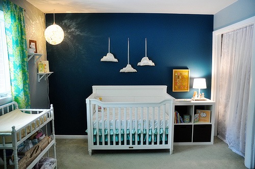 quarto de bebê azul nuvens