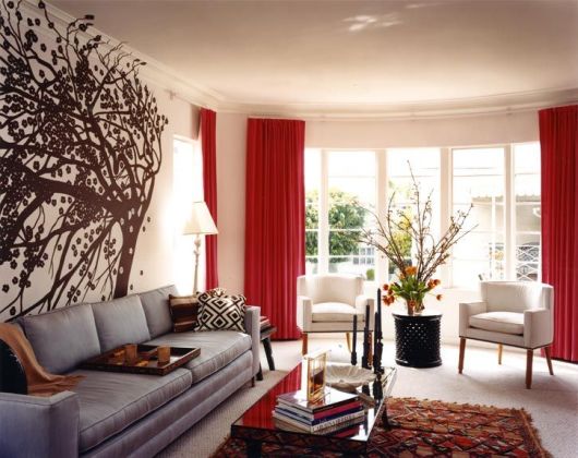 salas com sofá cinza cortina vermelha