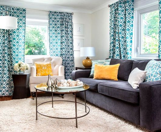 salas com sofá cinza cortina