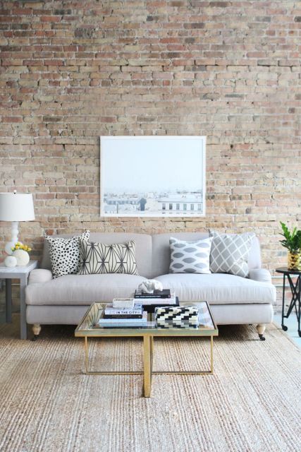 salas com sofá cinza parede tijolo