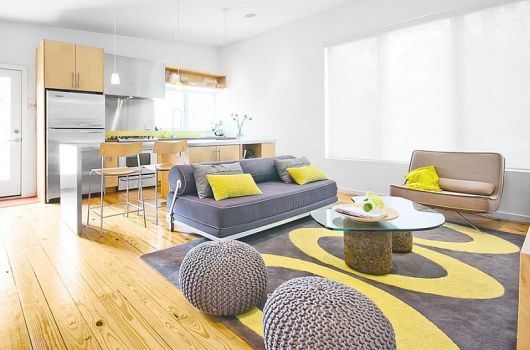 salas com sofá cinza piso de madeira