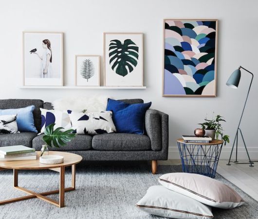 salas com sofá cinza quadros decorativos