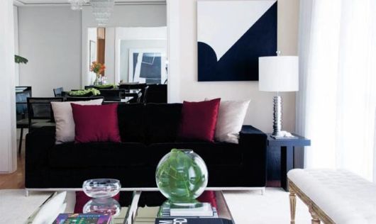 salas com sofá preto almofadas como decorar