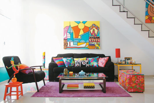 salas com sofá preto alomofadas coloridas