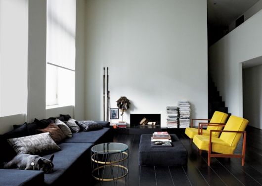 salas com sofá preto amarelo decoração