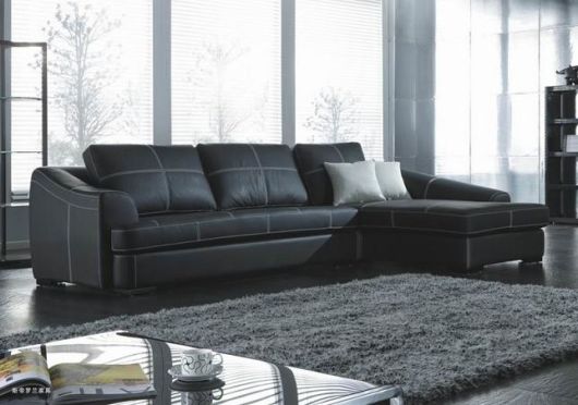 salas com sofá preto clean couro