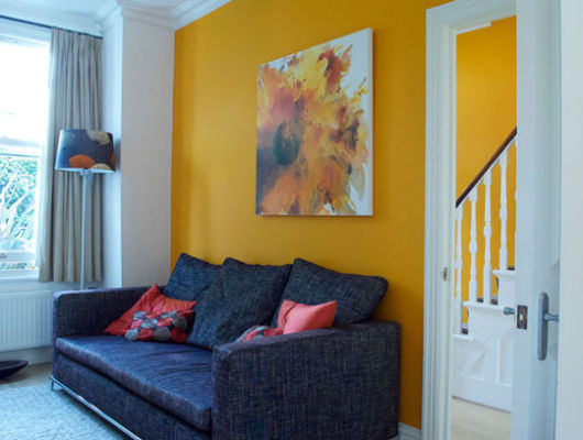 salas com sofá preto com amarelo decoração moderna