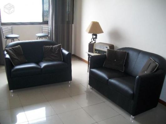salas com sofá preto couro pequeno