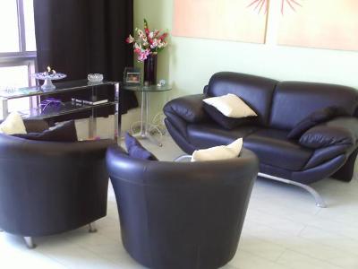 salas com sofá preto couro