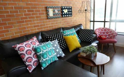 salas com sofá preto decoração almofadas