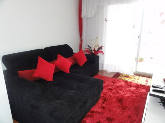 salas com sofá preto vermelho e preto
