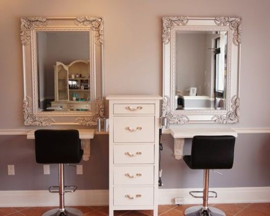 salão de beleza pequeno decorado espelho veneziano