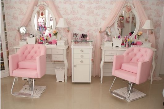 salão de beleza pequeno decorado rosa claro