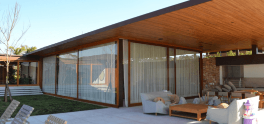 casa moderna com varanda e forro de cumaru