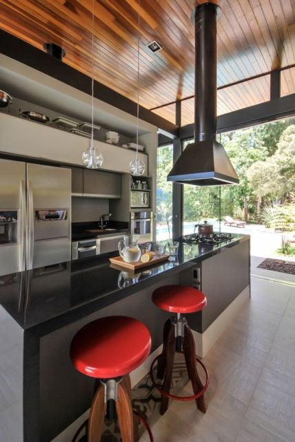 cozinha moderna com forro de madeira no teto