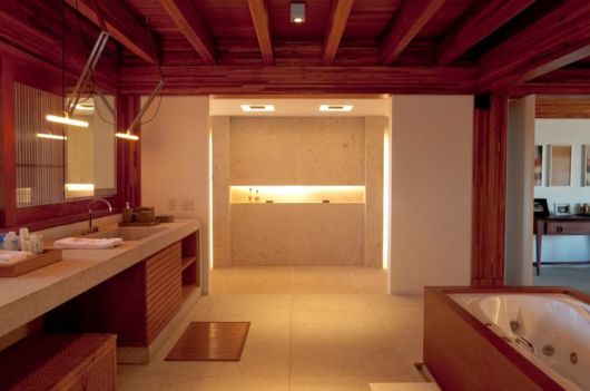 banheiro com banheira decorado com madeira