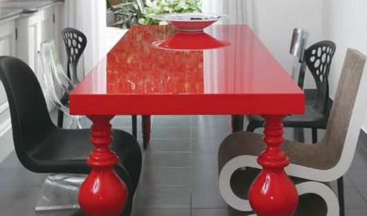 móveis laqueados mesa vermelha