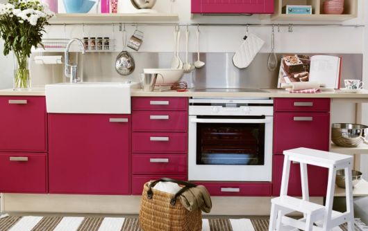 móveis laqueados na cozinha rosa