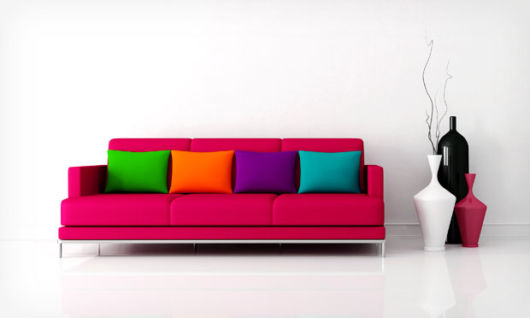 sofa-com-almofadas-coloridas