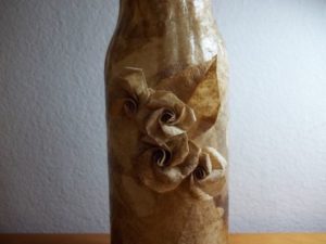 garrafa com flor de artesanato com filtro de café