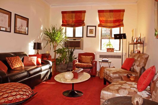 decoracao-vermelha-com-sofa-marrom