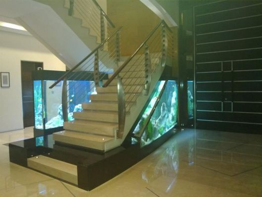fotos-de-aquarios-embaixo-escada