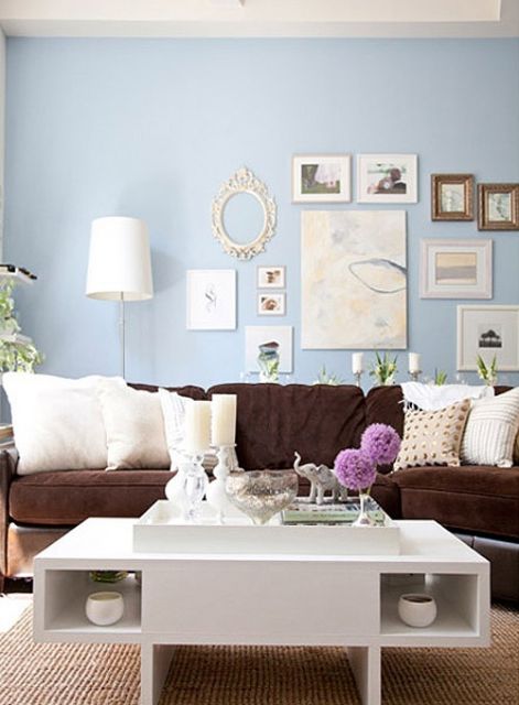 sala-com-sofa-marrom-combinado-azul-e-branco