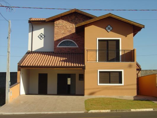 casa-marrom-telhado-aparente-estilo