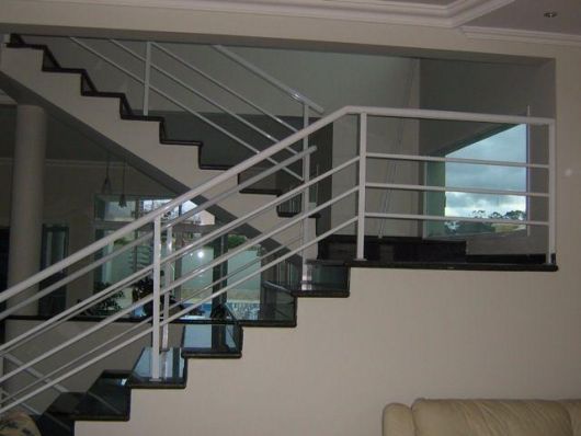 guarda-corpo-de-aluminio-branco-na-escada-2