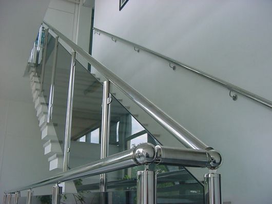 guarda-corpo-de-aluminio-quadrado-na-escada-2
