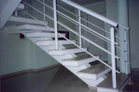 guarda-corpo-de-aluminio-quadrado-na-escada-tubular