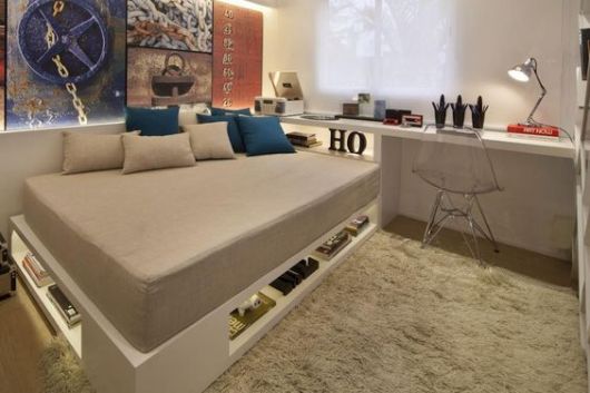 cama decorada com almofadas
