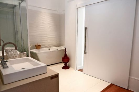 banheiro moderno com porta de correr