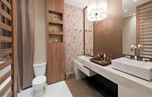 banheiro com papel de parede