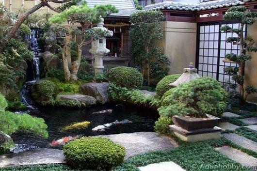 Lago de peixes no jardim com estilo japonês