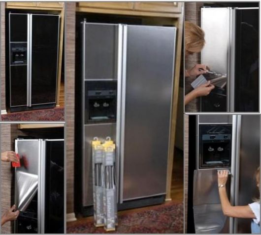 Mulher forrando a geladeira com contact cinza.