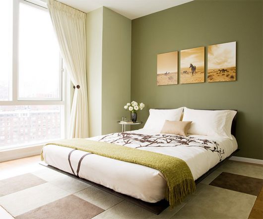 cama flutuante em quarto com parede verde claro