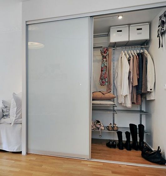 closet aramado com porta de correr com vidro translúcido