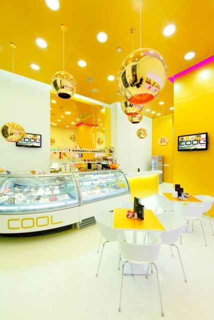 decoração de sorveteria com parede em amarelo