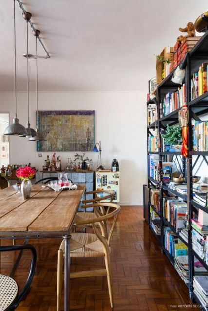 estante de aço para livros separa ambientes na sala