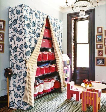 estante de aço coberta com uma cortina no quarto de crianças