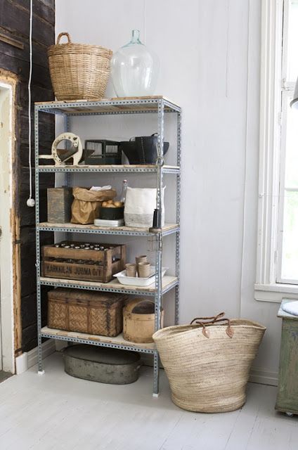 estante de aço na cozinha com caixotes e cestas em madeira ou palha