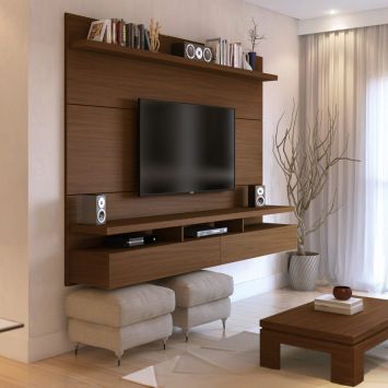 painel de madeira escura com prateleiras em torno de TV com espaço para guardar apoio de pé embaixo