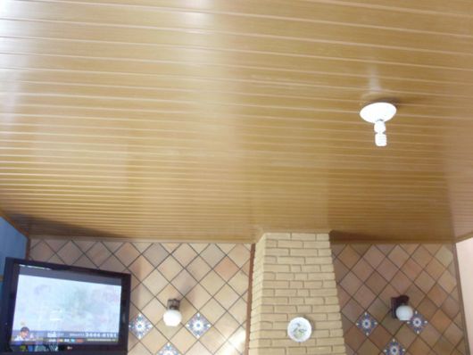 área churrasqueira com teto PVC madeira clara