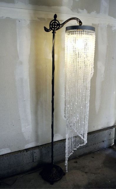 Luminária de chão estilo lustre em cristais transparentes.