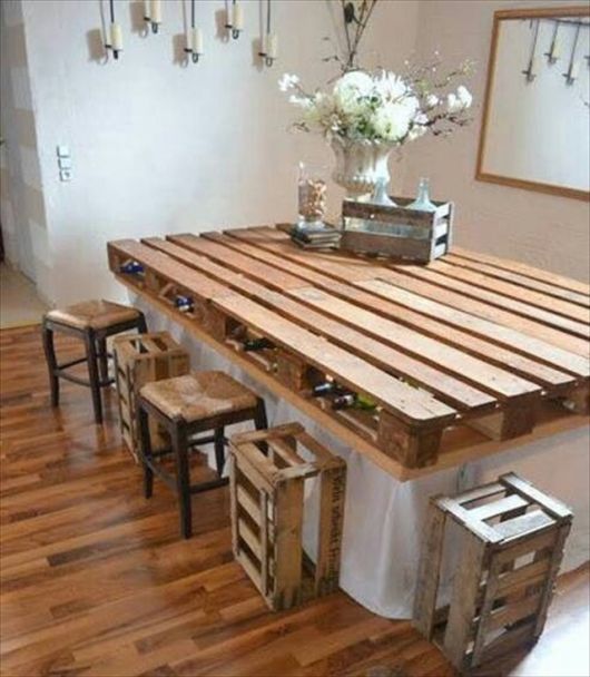 mesa de jantar com caixotes de madeira