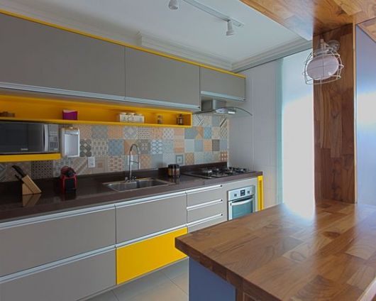 cozinha cinza e amarela