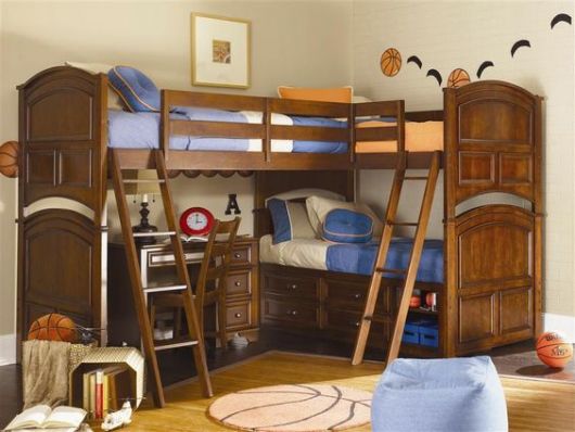Treliche de madeira com duas escadas de acesso às camas superiores.