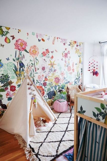 papel de parede branco com flores coloridas em quarto de bebê feminino