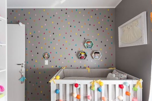 papel de parede cinza com gotinhas de chuva coloridas